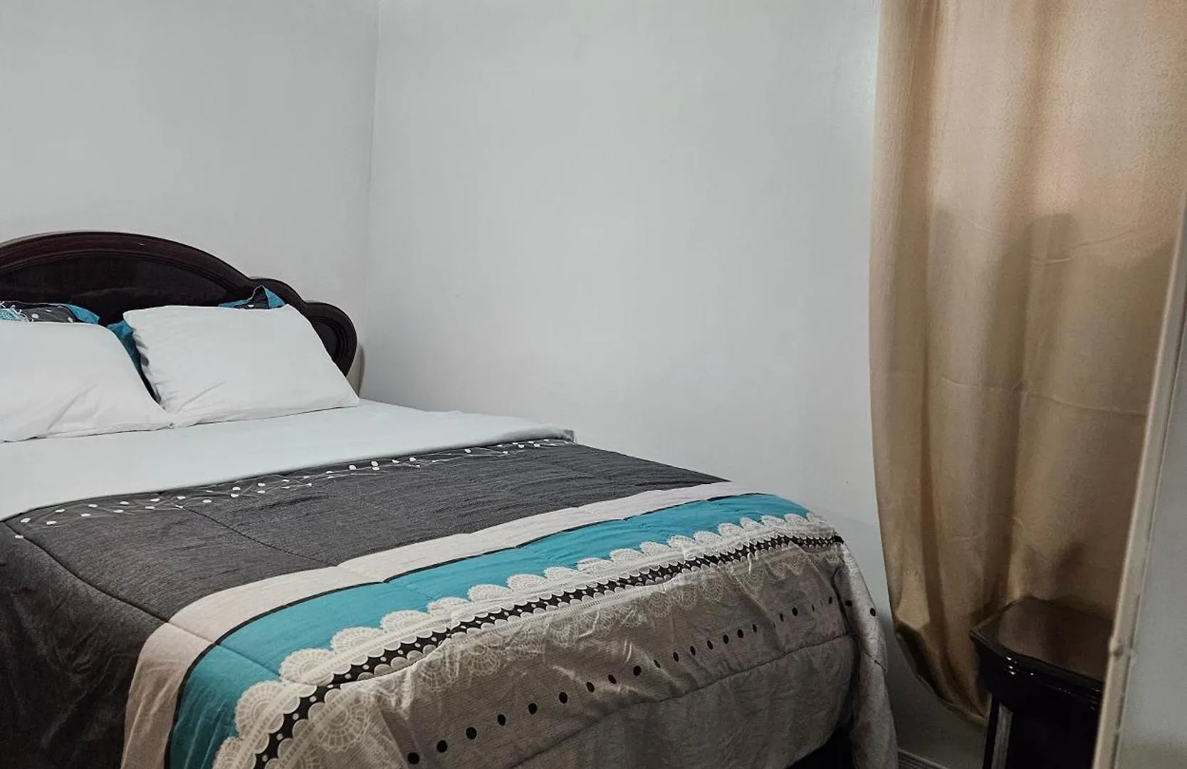 Queen Bedroom Toronto Bed & Breakfast