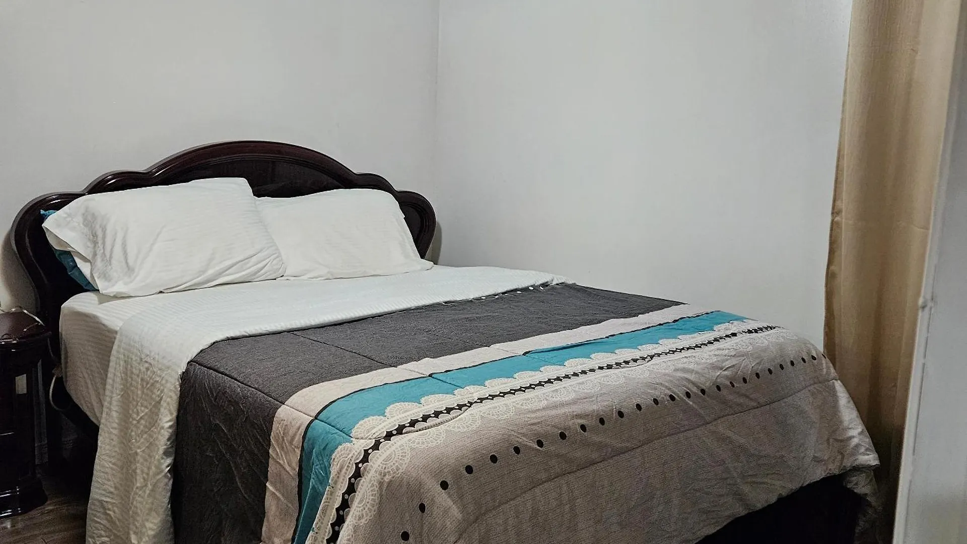 Bed & Breakfast Queen Bedroom Toronto Canada
